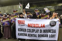 Aksi Emak-Emak Anti LGBT Tolak Konser Coldplay di Indonesia