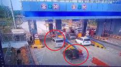 Ngeri, Detik-Detik Kecelakaan di Gerbang Exit Tol Prabumulih, Gran Max Diseruduk Nissan Livina <