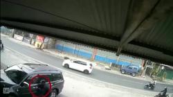 Terekam CCTV, Pencuri Gasak Rp15 Juta dari Mobil yang Sedang Ganti Ban di Cianjur<