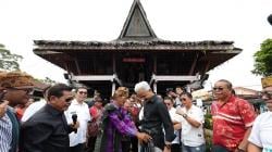 Ganjar Pranowo Dipakaikan Kain Ulos di Pematang Siantar, Ini Filosofinya<