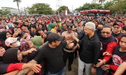 Ribuan Warga Deli Serdang Antusias Senam Bareng Ganjar Pranowo, Ramai-Ramai Minta Foto<