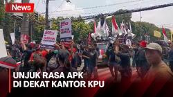 Bawa Peti Mati dan Keranda, Ratusan Massa APK Gelar Unjuk Rasa di Dekat Kantor KPU