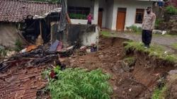 Gudang Hancur Terseret Tanah Longsor di Bungbulang Garut<