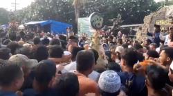 Rebutan Tumpeng Agung Warnai Prosesi Haul Ulama Besar KH Muhammad Syafi'i di Gresik