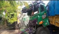 Kecelakaan di Jalan Lingkar Sumpiuh-Tambak Banyumas, Truk Tronton Vs Trailer Ringsek