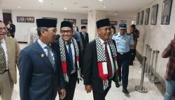 Sejumlah Anggota DPRD DKI Kompak Pakai Syal Palestina saat Rapat Paripurna
