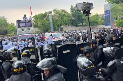 Ratusan Massa Unjuk Rasa Tolak Konser Coldplay, Sempat Saling Dorong dengan Polisi