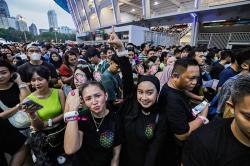 Potret Antusiasme Ribuan Penggemar Coldplay Antre Masuk Stadion GBK