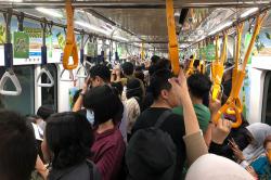 Penonton Konser Coldplay Berjubel Naik Kereta MRT 