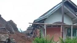 TPT Sekolah Ambruk Timpa Rumah Warga di KBB, Penghuni Selamat