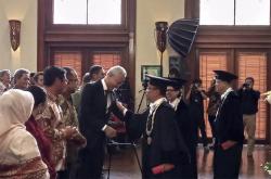 Hadiri Pengukuhan Guru Besar UGM, Ganjar Pranowo Soroti Masalah yang Dihadapi BUMN<