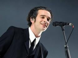 Nekat! Gara-Gara Aksi Panggung, Matty Healy Terlilit Kabel Mikrofon hingga Nyaris Tak Bisa Napas