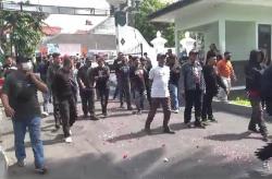 Massa Pendukung Ganjar Pranowo Datangi Satpol PP Jogja Minta Kejelasan Penertiban APK<