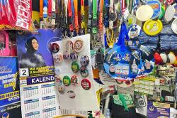Berburu Pernak-pernik Pemilu 2024 di Pasar Senen