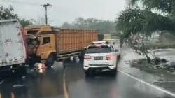 Kecelakaan di Tanah Laut Kalsel, Truk Hino Tabrak Mobil Boks Ekspedisi, 1 Orang Tewas<