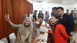 Wamenparekraf Angela Tanoesoedibjo Jadi Rebutan Swafoto Mahasiswa saat Hadiri Cobek Kreatif Surabaya