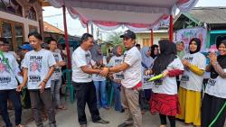 Relawan Ganjar Beri Bantuan Tenda kepada Warga Kota Tangerang