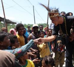 Kunjungi Papua Barat Daya, Ganjar Akan Bantu Tuntaskan RTLH hingga Pekerjaan<