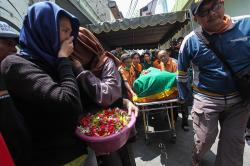 Suasana Haru Pemakaman Korban Tabrakan Kereta Api dengan Mikrobus di Lumajang