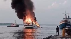 Kapal Bermuatan Pupuk dan Sembako Terbakar di Dermaga Perairan Kumai Kalteng