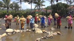 Ratusan Ibu-ibu Pakai Kebaya Gobyag Lauk di Muara 7 Sungai, Lestarikan Tradisi Cibuluh Subang<