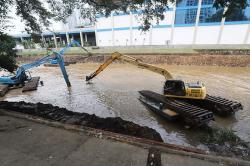 Pengerukan Lumpur Kali Ciliwung Antisipasi Banjir saat Musim Hujan