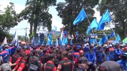 Ribuan Buruh Geruduk Gedung Sate Bandung, Tolak Kenaikan Upah versi Pemerintah<