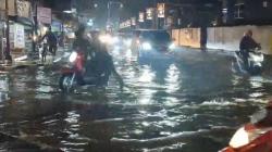 Hujan Deras Guyur Kawasan Wisata Lembang KBB, Banjir Rendam Ruas Jalan