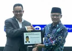 Dialog Terbuka di UMS, Anies-Cak Imin Dapat KTA Kehormatan Muhammadiyah