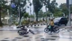 Viral Pengendara Motor di Medan Terjatuh Gara-Gara Jalan Terlalu Kinclong