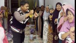  Seru, Bhabinkamtibmas Ajak Puluhan Wanita Lansia Nyanyi dan Berjoget di Posyandu<