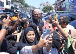 Ganjar Disambut Kerumunan Warga saat Berkunjung ke Pasar Hamadi Jayapura
