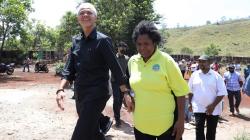 Momen Haru Mama Wati Kembali Bertemu Ganjar Pranowo di Jayapura Papua