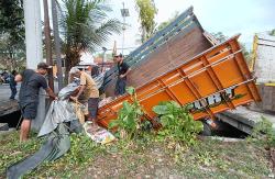 Kecelakaan di Kulonprogo Hari Ini, Truk Bermuatan Pupuk 9 Ton Nyungsep ke Parit