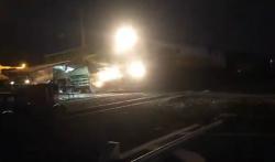 Kecelakaan di Mojokerto, Truk Mogok Hancur Tertabrak Kereta Api