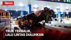 Truk Semen Terbalik di Jakarta Selatan, Arus Lalu Lintas Dialihkan