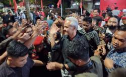 Temui Ratusan Relawan di Surabaya, Ganjar Ajak Lawan KKN<