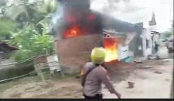 Api Knalpot Sambar Bensin di Garasi, Kios dan Mobil Terbakar, 1 Orang Luka Bakar<