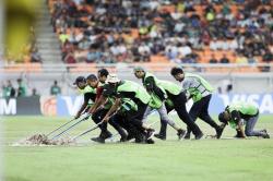 Gerak Cepat Petugas Keringkan Lapangan JIS Tergenang Air akibat Hujan Deras, Penonton Tepuk Tangan