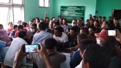 Aktivis dan Mantan Anggota DPRD Sikka Pingsan saat Demo di Kejari lalu Meninggal<