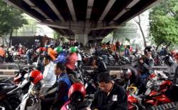 Kerap Bikin Kemacetan, Pemotor yang Berteduh di Kolong Flyover Bakal Ditilang