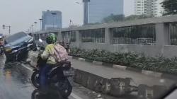 Mobil Sedan Mewah BMW Kecelakaan di Depan Gedung DPR, Tersangkut di Separator Busway