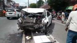 Kecelakaan di Medan, Mobil Sport Honda Civic Tabrak Pikap hingga Lompati Pembatas Jalan