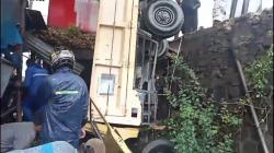 Kecelakaan di Cirebon Hari Ini, Truk Tabrak Motor lalu Terjun ke Parit, Sopir Terjepit<