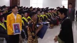 Kisah Haru Orang Tua Gantikan Wisuda Anak yang Meninggal 2 Minggu sebelum Acara