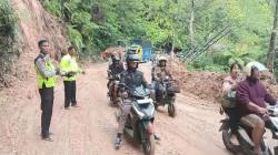 Material Longsor Tutupi Jalan Lintas Toba-Tapanuli Utara Dibersihkan, Pengendara Bisa Melintas<