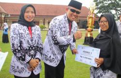 Peringati Hari Guru, Bupati Kebumen Bagikan 32 Sepeda bagi Siswa Berprestasi<
