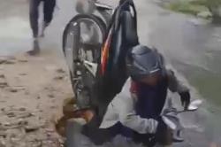 Viral Pemotor Wanita Hilang Masuk Selokan saat Melewati Jalan Banjir