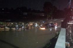 Pengemudi Mobil Terjebak Banjir di Bogor Utara, Tim SAR Terjun Evakuasi