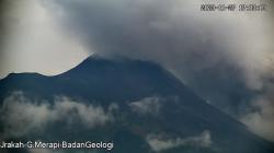 Gunung Merapi Luncurkan Awan Panas, Hujan Abu Guyur Magelang dan Boyolali<